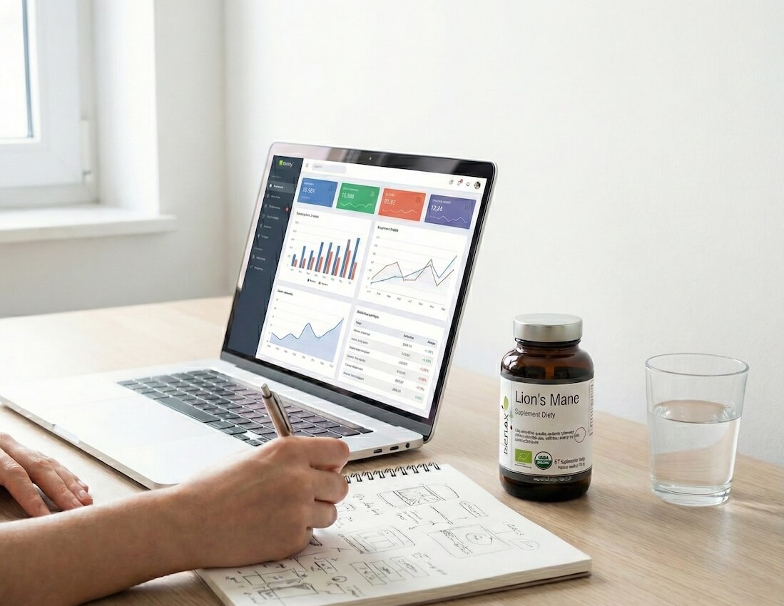 Kapsułki soplówki jeżowatej wspierającej układ nerwowy stoją na biurku w biurze. 